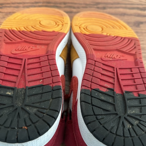 Air Jordan 1 Mid SE. Big Kids Size 4 - Picture 6 of 8